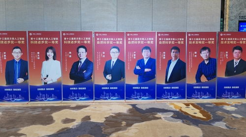 國產大形機器人邁向實用化 進工廠貼車標，入家庭疊衣服，全國首開專項賽推動家政服務革新